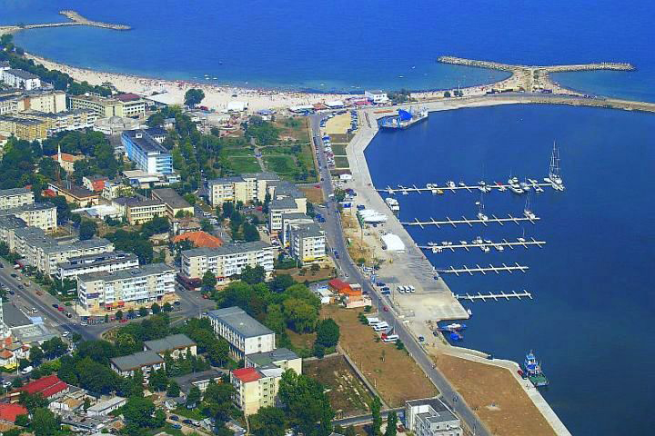 Intrarea și Ieșirea din Port: Reguli și Proceduri Marinară de Bază